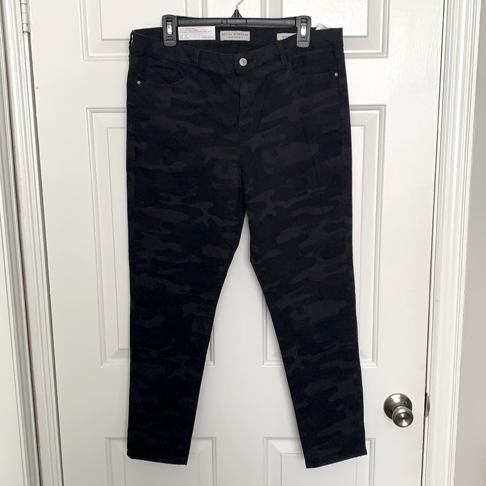 Social Standard by Sanctuary Black Camouflage Ankle Skinny Jeans. Size 14.